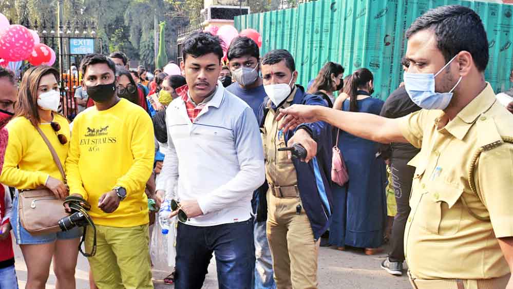 বর্ষশেষের দিনে চিড়িয়াখানার সামনে। নিজস্ব চিত্র