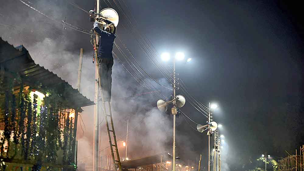 চলছে গঙ্গাসাগর মেলার ট্রানজ়িট ক্যাম্পের প্রস্তুতি। বুধবার, বাবুঘাটে। 