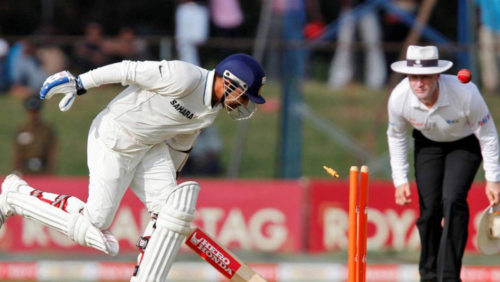 এ হেন সহবাগকে সাজঘরে ফেরাতে পারলে বিপক্ষের বোলারদের মুখে চওড়া হাসি দেখা যেত। তবে আউট হওয়া সত্ত্বেও এক বার ফেরেননি সহবাগ। সৌজন্যে পাকিস্তানের প্রাক্তন আম্পায়ার আসাদ রউফ। কী ভাবে তা সম্ভব হল? খোলসা করেছেন খোদ সহবাগ।