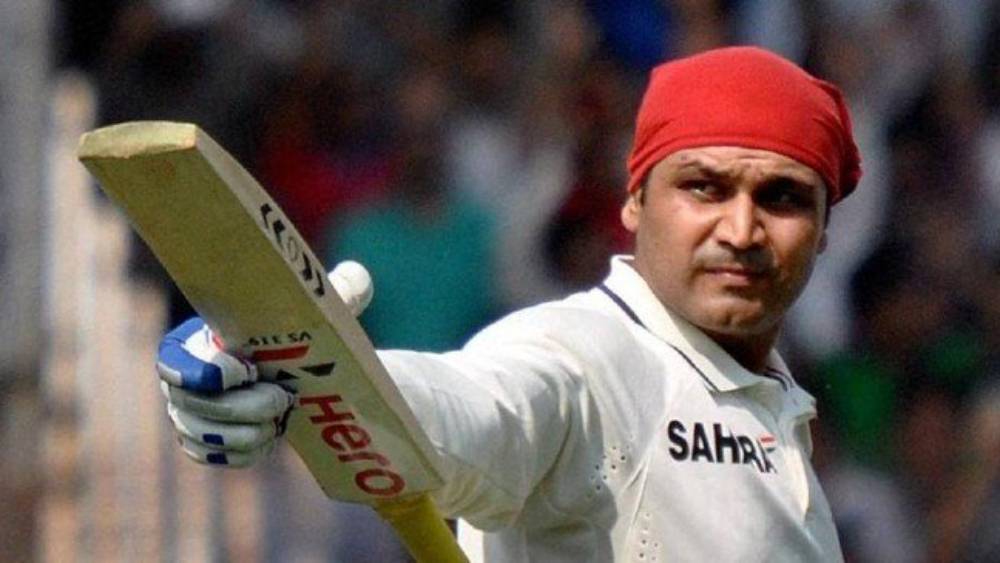 ব্যাটিং বিধ্বংসী হলেও ব্যবহারে নাকি ততটাই মোলায়েম সহবাগ। মিষ্টি কথায় নাকি তাঁর জুড়ি মেলা ভার। আর রসিকতা করতেও ছাড়েন না। মোহালি টেস্টের আম্পায়ার রউফের সঙ্গেও এমনই এক রসিকতা করেছিলেন সহবাগ। তবে রউফ তা সত্যি ভেবে নেন।