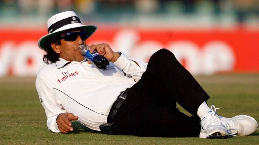 সহবাগের দাবি, ব্র্যান্ডেড টি-শার্ট, রোদচশমা, জুতোর শখ খুব ছিল রউফের। এটা সহবাগ জানতেন। এক বার নাকি রউফকে সে সব উপহার দিয়ে মজা করেই বলেছিলেন, “দেখবেন, এর পর আমাকে আউট দেবেন না যেন!”