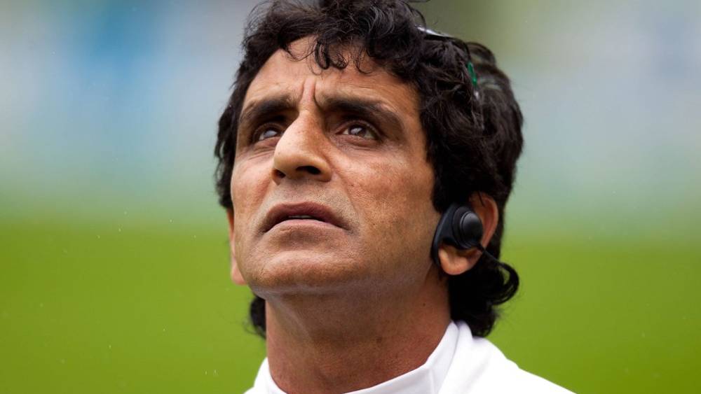 রউফের সঙ্গে রসিকতা করলেও তা নাকি সত্যি ভেবে নেন তিনি। মোহালির দ্বিতীয় টেস্টেই তার ফল মিলেছিল। মিচেল জনসনের বলে সহবাগ পরিষ্কার আউট হলেও আঙুল তোলেননি রউফ। এমনটাই দাবি করেছেন সহবাগ।