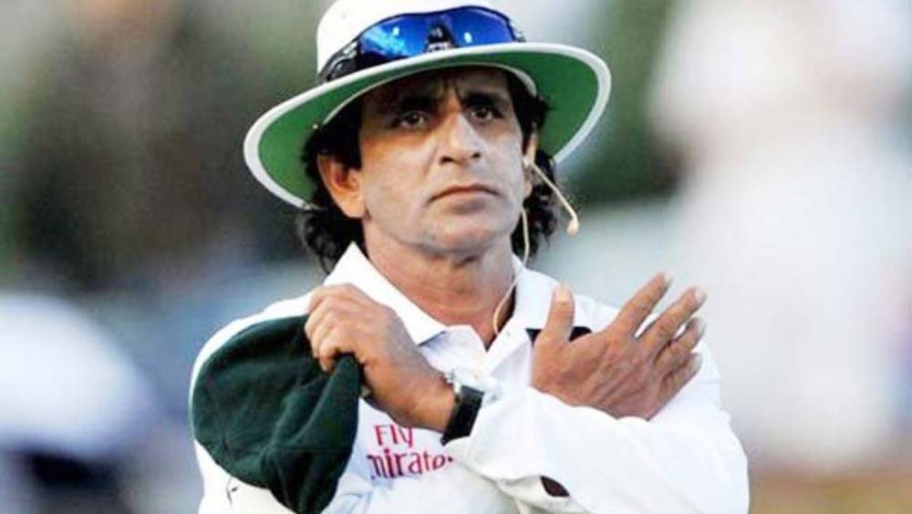 সহবাগ জানিয়েছেন, ৮০-র ঘরে ব্যাট করার সময় মিচেলের শর্ট পিচড বলে কাট করতে গিয়েছিলেন তিনি। বল তাঁর ব্যাটের কানায় লেগে উইকেটরক্ষক ব্র্যাড হ্যাডিনের দিকে চলে যায়। তালুবন্দি করেন হ্যাডিন। সহবাগ ‘আউট’! অথচ আঙুল তোলেননি সে ম্যাচের আম্পায়ার রউফ।