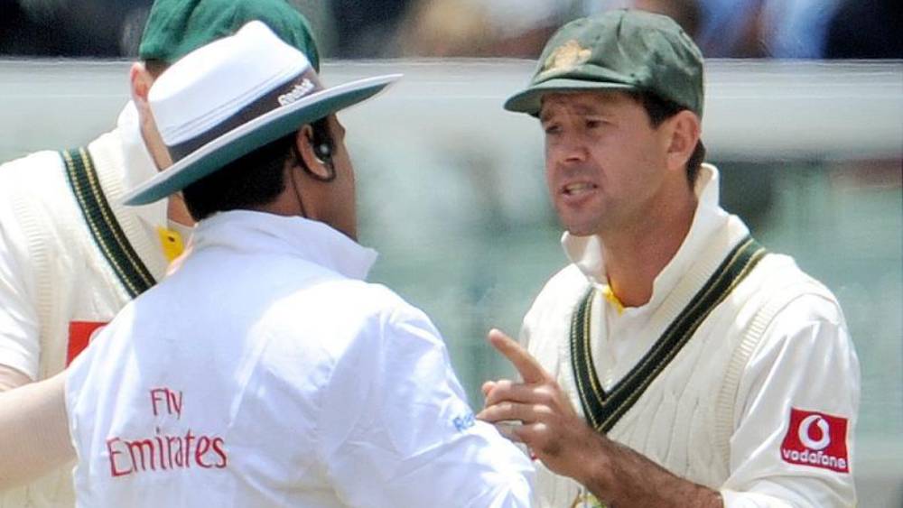 মিচেলের বল সহবাগের ব্যাটের কানায় লেগেছে। স্পষ্ট শোনা গিয়েছে ব্যাটে-বলের শব্দ। এ বার রউফকে ছেড়ে সহবাগের কাছে ছুটে আসেন পন্টিং। “তুমি কি আউট?” জানতে চান পন্টিং।