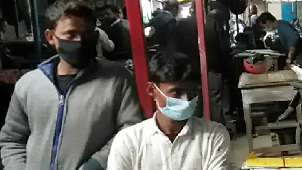 বৃহস্পতিবার হাওড়া আদালতে দুই রাজমিস্ত্রি। নিজস্ব চিত্র।