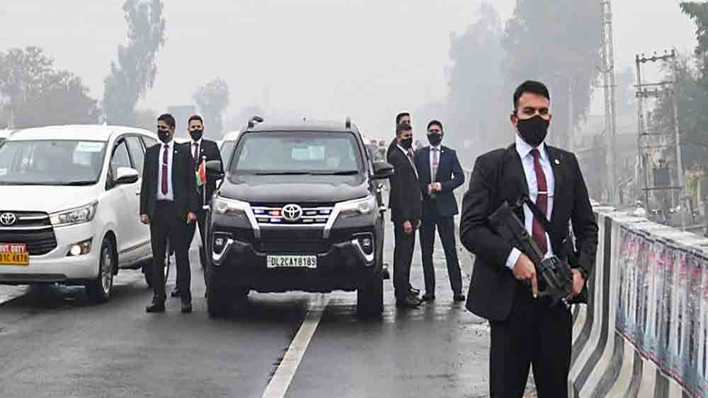 সুকান্তের নিরাপত্তা নিয়ে কটাক্ষ করা অনুপমেরই আর কেন্দ্রীয় নিরাপত্তা নেই। তবে কি সুকান্তের বলা ‘ফল’ পেলেন অনুপম? রাজ্য বিজেপিতে এই প্রশ্ন যেমন উঠেছে, তেমনই অন্য জল্পনাও রয়েছে। মনে করা হচ্ছে, রাজ্যের নেতাদের সমালোচনা করা যে কেন্দ্রীয় নেতৃত্ব ভাল চোখে দেখছেন না সেটাই অনুপমের নিরাপত্তা তুলে নিয়ে বুঝিয়ে দেওয়া হয়েছে। 