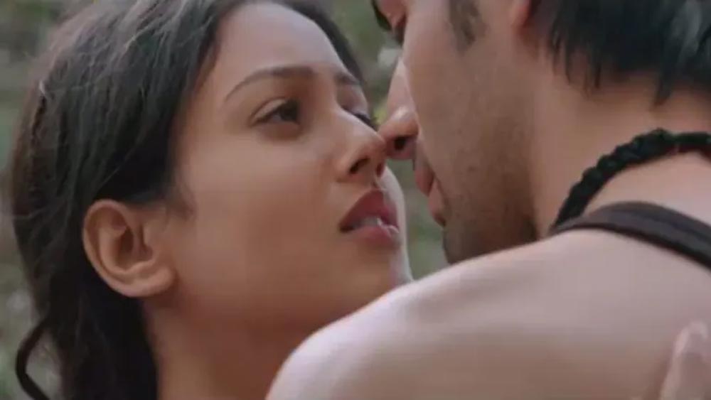 এ হেন নামডাকের পরেই একটি ফিল্মের চুমুর দৃশ্য অভিনয়ে রীতিমতো খাবি খেয়েছিলেন কার্তিক। ক্যামেরার সামনে নায়িকাকে চুমু খেতে গিয়ে ৩৭ বার রি-টেক করেছিলেন।