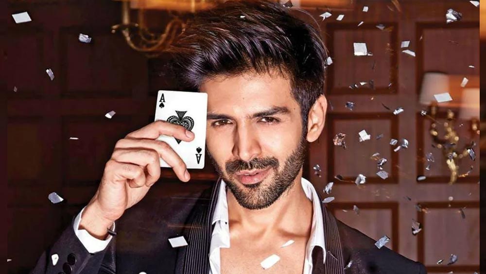 কার্তিক জানিয়েছেন, এক সময় তো সুভাষ ঘাইকেই তিনি বলবেন যে চুমু খাওয়া শিখিয়ে দিন। কার্তিকের কথায়, ‘‘ফিল্মের জন্য মিষ্টির সঙ্গে প্যাশনেট কিসের কথা বলেছিলেন সুভাষজি।’’ এর পর তাঁর ‘স্বীকারোক্তি’, ‘‘কী ভাবে চুমু খেতে হয়, আমি জানি না! এক বার ভেবেছিলাম বলব, ‘স্যর, দয়া করে দেখিয়ে দেবেন, কী করে চুমু খাব? চুমুর দৃশ্যে অভিনয়ে যে এত মাথাব্যথা, তা কে জানত!’ ’’ 