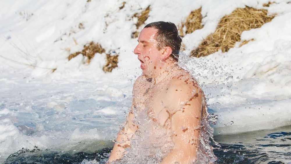 হাঁড়কাপানো ঠান্ডায় স্নান করতে কার ভাল লাগে! শীতকালে অনেকেই বেজার মুখে এ কথা বলেন। ঠান্ডার হাত থেকে বাঁচতে অনেকে আবার স্নান করেন না।