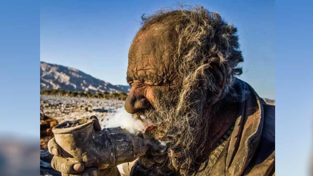 ‘তেহরান টাইমস’ নামে ইরানের একটি দৈনিক সংবাদপত্রের দাবি, কেরমানশাহ প্রদেশের দেজগাহ গ্রামের বাসিন্দা আমো হাজি স্নানঘরে ঢোকেননি পাঁচ দশক। 