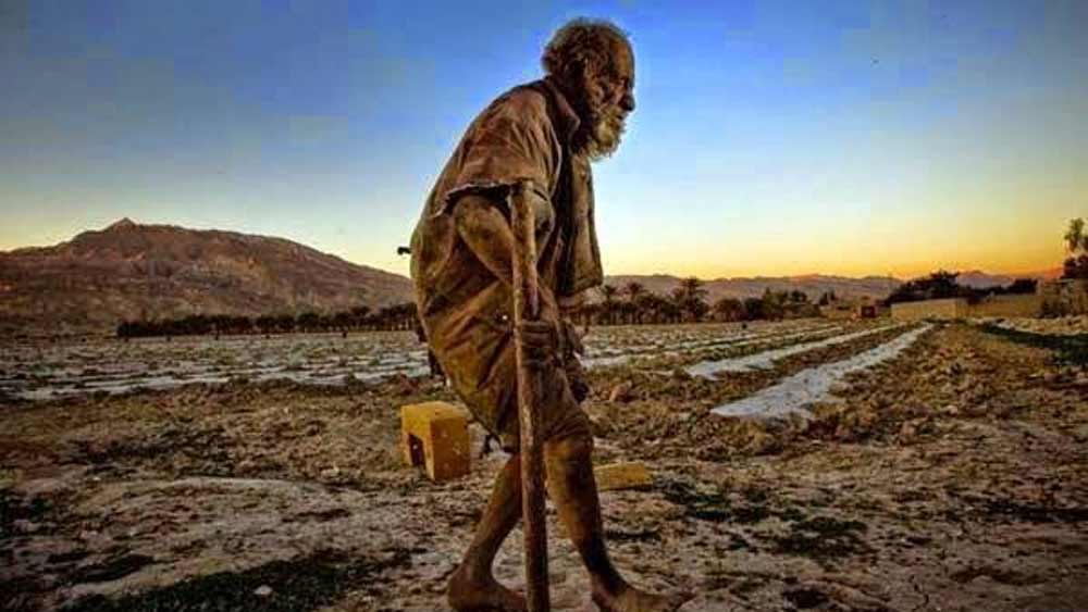 বছরের পর বছর ধরে স্নান বাদ রাখার পরেও সুস্থ ছিলেন ওই বৃদ্ধ? হাজির কাহিনি শুনে অনেকেই সে প্রশ্ন তুলেছেন। ইরানের সংবাদমাধ্যম দাবি করে, দিব্যি ছিলেন বৃদ্ধ! 