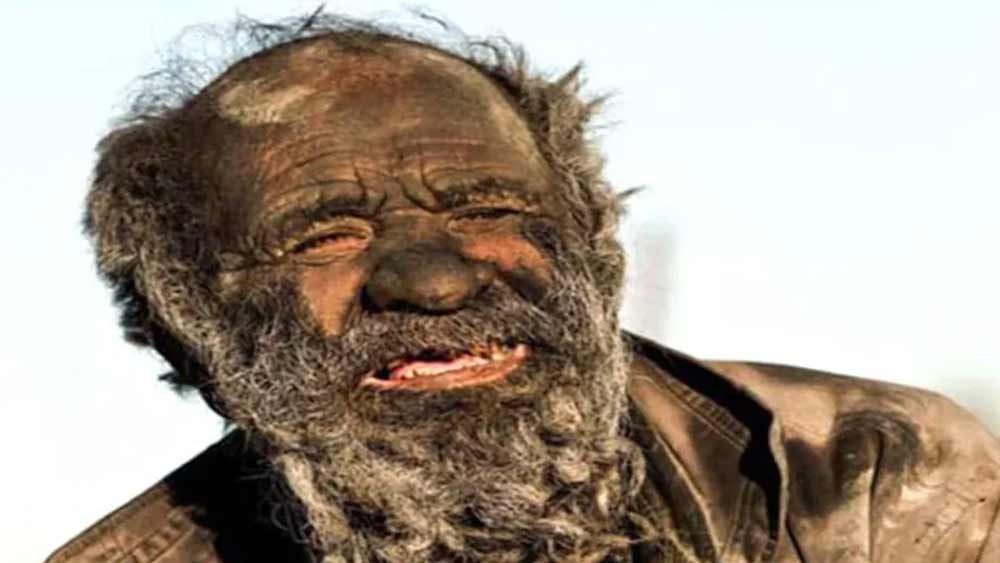 এত বছর ধরে সাবান-শ্যাম্পুর ছোঁয়া না পেয়ে হাজির চেহারা বেশ ‘খোলতাই’ হয়। তাঁর ‘রূপ’ দেখে অনেকেই বলেছেন, বৃদ্ধ যেন বাইবেলের পাতা থেকে উঠে আসা চরিত্রের মতো দেখতে হয়ে গিয়েছিলেন। ঠিক যেন রান্নাঘরের চিমনি বেয়ে নেমে আসা মোজেস। তেমনই গোঁফদাড়িতে ঢাকা গোটা মুখ। অর্ধেক টাকমাথায় উস্কোখুস্কো চুল। গায়েমাথায় ছাইমাখা, নোংরা!