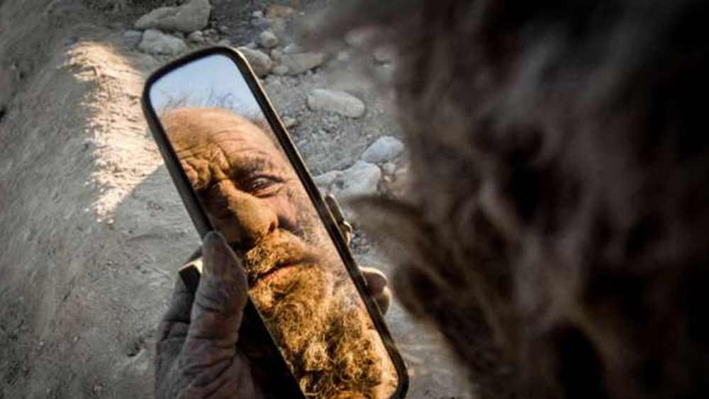 গোঁফদাড়ি বড় হলে নাপিতের কাছে দৌড়তেন না বৃদ্ধ। বরং, আগুন জ্বালিয়ে তাতে মুখটা এগিয়ে দিতেন। গোঁফদাড়ি আপনা থেকেই ‘ট্রিম’ হয়ে যেত।।