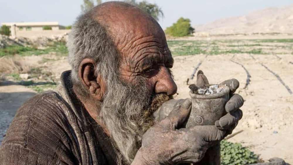 হাজির খাবারদাবারে হামেশাই মৃত পশুপ্রাণীর পচা মাংস থাকত। বিশেষ করে সজারুর মাংস বেশ জমিয়ে খেতেন তিনি। আর নেশা বলতে ধূমপান। তবে তামাক খেতে একেবারেই পচ্ছন্দ করতেন না। বরং, পশুর মল শুকিয়ে ফুটিফাটা পাইপে ঢুকিয়ে তাতে সুখটান দিয়ে মৌতাত জমাতেন হাজি।