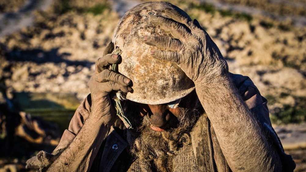 সাজপোশাকেও সতন্ত্র ছিলেন হাজি। যেন যুদ্ধে যাচ্ছেন, এমন হেলমেট মাথায়। তবে যুদ্ধে নয়, ঠান্ডার হাত থেকে বাঁচতেই এমন সাজ ছিল।