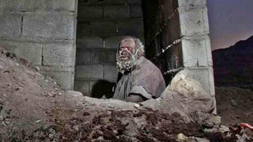 সাজপোশাক বা খাবারদাবারের মতোই হাজির থাকার জায়গাও কম অভিনব ছিল না। যেন কবরখানায় ঢুকছেন, এমন গর্তে থাকতেন তিনি। বসবাসের আরও একটা জায়গা ছিল তাঁর। বৃদ্ধের থাকার জন্য ইটের সারি দিয়ে খোলা ছাউনি গড়ে দেন গ্রামবাসীরা।