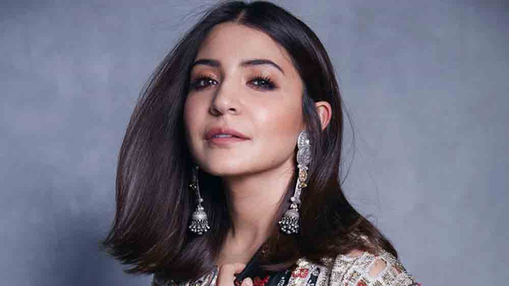 মধ্য তিরিশে পৌঁছননি। তার আগেই বলিউডে নিজের ঘর গুছিয়ে নিয়েছেন। তবে তা করতে গিয়ে অন্য নায়িকাদের মতো ইঁদুর দৌড়ে নাম লেখাননি। অনুষ্কা শর্মা সম্পর্কে বলিউডের অন্দরে নাকি এমন সব কথাই আনাগোনা করে।