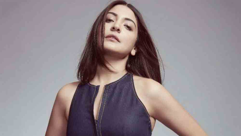 বলিউডের অন্দরের শোনা কথা বিশ্বাস করতে পারেন। ৩৩ বছরের অনুষ্কাকে তো অন্য নায়িকাদের মতো ঝুড়ি ঝুড়ি ফিল্মে দেখা যায় না। বরং ফি বছরে খুব বেশি হলে দু’তিনটির বেশি ফিল্ম করেন না। কিন্তু যে ফিল্মই করেছেন, তাতে নায়িকাকে শুধুমাত্র আসবাবের মতো ব্যবহার করা হয়নি।