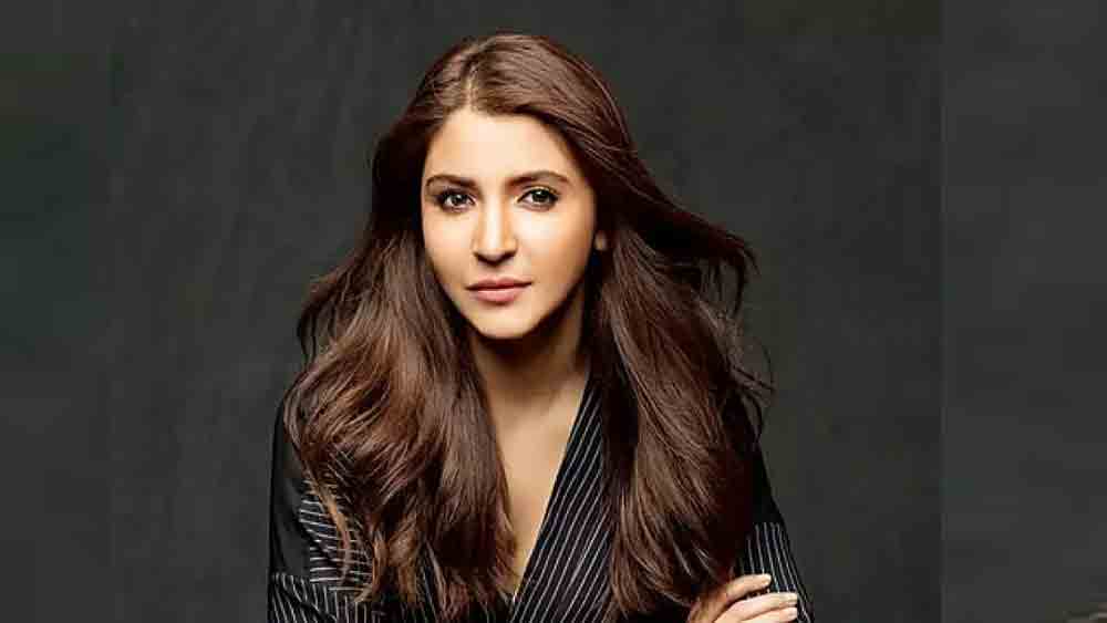 অনুষ্কার পেশাদার জীবনের বয়স এখনও পুরোপুরি ১৪ হয়নি। তবে এর মধ্যেই নায়িকার ভূমিকায় অভিনয়ের পাশাপাশি ‘এনএইচ-১০’, ‘পরি’, ‘বুলবুল’-সহ একাধিক ফিল্মে প্রযোজকের চেয়ারে বসেছেন। তাতেও এসেছে সাফল্য!