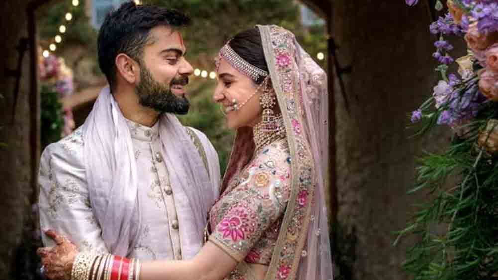 প্রেম পর্বের মাঝে পরিণয়ের পথেও হেঁটে ফেলেছেন অনুষ্কা। এক সময় ইটালির সাজানোগোছানো ছাদনাতলায় ‘বিরুষ্কা’র ছবি তো অনেকের বিচারে বছরের সেরা ঘটনার মধ্যে একটি ছিল। 