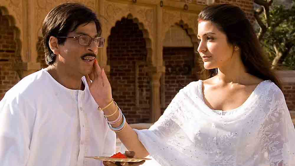 আদিত্য চোপড়ার ফিল্ম ‘রব দে বনা দি জোড়ি’-তে নায়িকা হিসেবে বলিউডে প্রবেশ অনুষ্কার। তবে শ্যুটিংয়ের আগেই অনুষ্কার অভিষেকে বাধা দিয়েছিলেন কর্ণ। প্রযোজক যশ জোহরের ছেলে কর্ণ নিজেই সে কথা স্বীকার করেছেন।