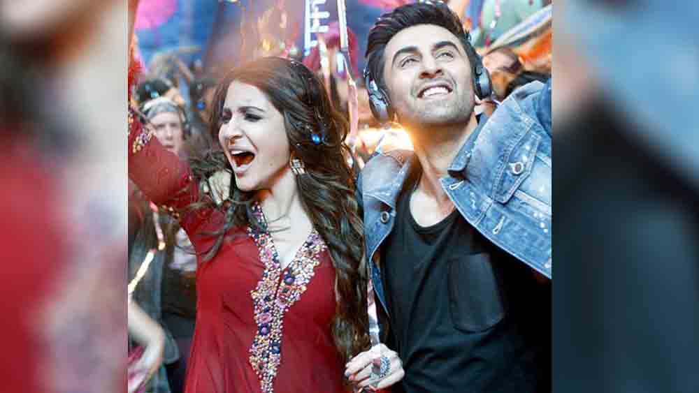 গোড়ায় অনুষ্কার ‘কট্টর সমালোচক’ হলেও পরে তাঁর অভিনয়ের ভক্ত হয়ে যান কর্ণ। অনুষ্কাকে নিজের ফিল্মে অভিনয়ের প্রস্তাবও দেন। আর অনুষ্কা তাতে রাজিও হয়েছিলেন। ২০১৬ সালে কর্ণের ‘অ্যায় দিল হ্যায় মুশকিল’-এ রণবীর কপূর, ঐশ্বর্যা রাই, ফাওয়াদ খানের মাঝে নিজের যোগ্যতা ফের এক বার প্রমাণ করেন অনুষ্কা!