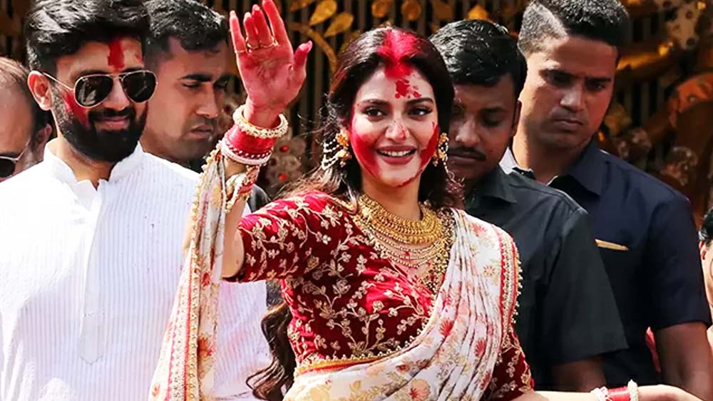 নিখিল জৈনের বস্ত্রবিপণির তিনি মুখ ছিলেন বেশ কিছু বছর। একটা সময় নিখিল চোখে হারাতেন তাঁর ‘নয়না’কে। নুসরতের ডাগর চোখ তাঁকে পরিবারের বিরুদ্ধে যাওয়ার সাহস জুগিয়েছিল। বহু অর্থ ব্যয় করে তুরস্কে উড়ে গিয়ে বিয়ের আসর সাজিয়েছিলেন ২০১৯-এর জুনে। ওই বছরেই তিনি তৃণমূল কংগ্রেসের হয়ে সংসদের সদস্য নির্বাচিত হয়েছিলেন। 