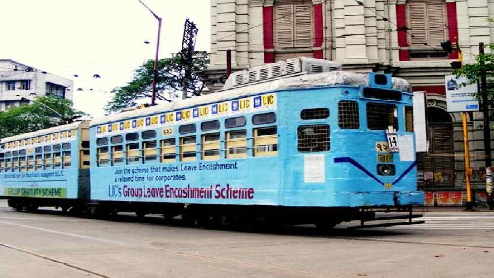 প্রথম দিকে ঘোড়ায় টানা ট্রাম চালানো হত। ১৯০২ সাল থেকে বিদ্যুতের ব্যবহার শুরু হয়। এশিয়ায় প্রথম বৈদ্যুতিক ট্রাম চলে এই শহরেই। কলকাতা শহরের ট্রাম ভারতে প্রাচীনতম পরিবহণ ব্যবস্থাগুলির মধ্যে একটি। সংখ্যায় কমেছে তবু এখনও পরিষেবা দিচ্ছে কলকাতার ট্রাম।