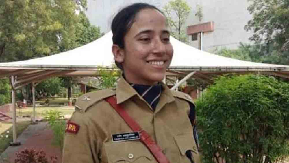 ’৭৩-এর ব্যাচের আইপিএসে প্রথম হয়েছিলেন পঞ্জাবের দর্পণ অহলুওয়ালিয়া। তবে শিক্ষাজীবনের গো়ড়া থেকেই পুলিশ আধিকারিক হওয়ার জন্য প্রস্তুতি নেননি তিনি। 