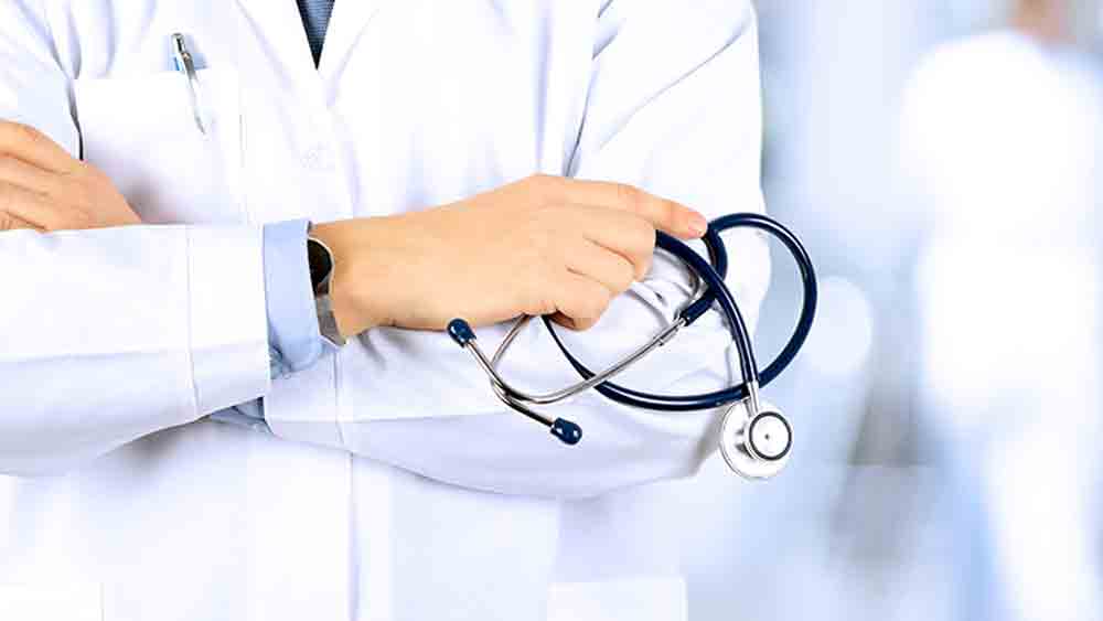 ২৭ বছর বয়সি দর্পণের কর্মজীবনের শুরু হয়েছিল চিকিৎসক হিসেবে। ২০১৭ সালে পাটিয়ালার সরকারি মেডিক্যাল কলেজে থেকে এমবিবিএস ডিগ্রি লাভ করেন তিনি।