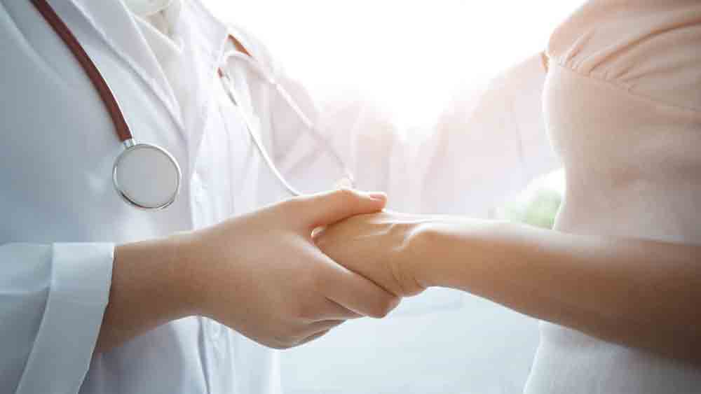 স্নাতক হওয়ার পর সরকারি স্বাস্থ্যকেন্দ্রে কাজ শুরু করেছিলেন দর্পণ। সেখানে মূলত স্থানীয় মহিলাদের মধ্যে বিভিন্ন বিষয়ে সচেতনা প্রসারের সুযোগ পেয়েছিলেন। তার মধ্যে একটি ছিল স্তন ক্যানসারের বিরুদ্ধে জনসচেতনার প্রসার।