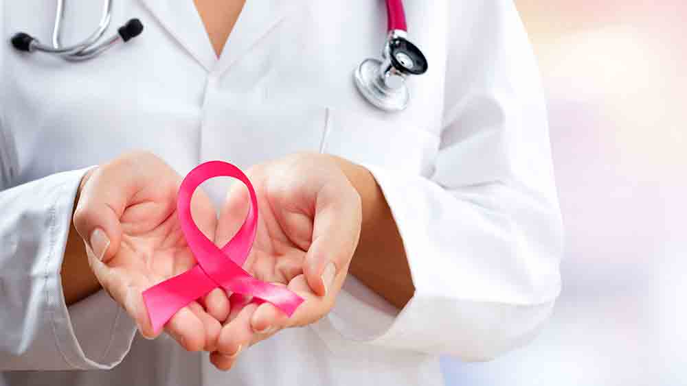 একটি স্বেচ্ছাসেবী সংস্থার হয়ে স্তন ক্যানসারের পরীক্ষা শিবিরেরও আয়োজন করেছিলেন দর্পণ। সেই শিবিরের অঙ্গ হিসেবে সরকারি স্বাস্থ্যকেন্দ্রে আসা মহিলাদের সঙ্গে কথাবার্তার পর পেশাবদলের চিন্তা-ভাবনা শুরু করেন। চিকিৎসক নন, পুলিশ আধিকারিক হিসেবেই সমাজে নিজের পরিচয় গড়ে তুলতে চেয়েছিলেন দর্পণ।