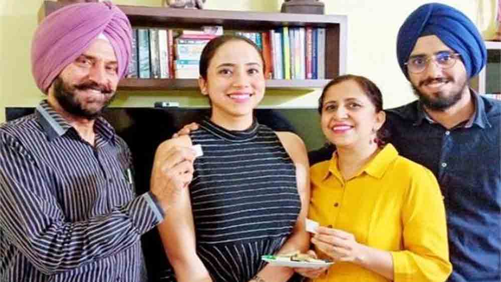 দর্পণ বলেন, ‘‘বহু কাল আগেই পুলিশের চাকরি থেকে অবসর নিয়েছিলেন ঠাকুরদা। তবে তাঁর বহু কথা কানে আসত। ঠাকুরদা বহু বার বলতেন, কী ভাবে পুলিশের লোকেরা সমাজে বদল ঘটাতে পারে। এর পর আমিও পুলিশ অফিসার হওয়ার সিদ্ধান্ত নিয়েছিলাম।’’