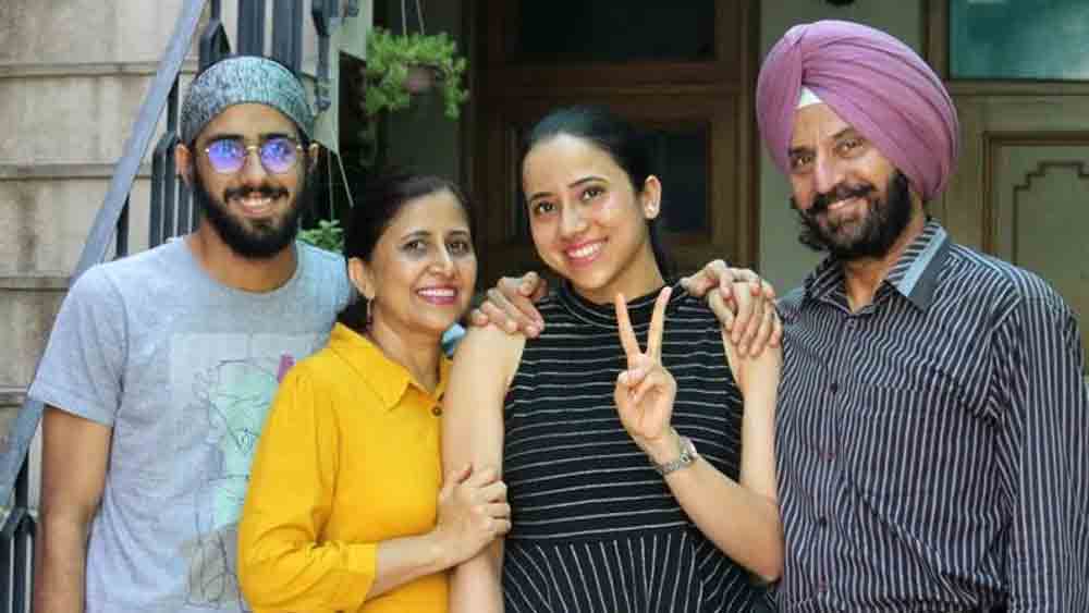 প্রথমবার ব্যর্থ হলেও দ্বিতীয় দফার প্রচেষ্টায় ইউপিএসসি-তে সফল! সেটি দর্পণের জীবনের একটি মোড়ঘোরানো ঘটনা বটে। তবে দর্পণের জীবনে আরও একটি মোড় এসেছিল পুলিশের ট্রেনিং চলাকালীন।