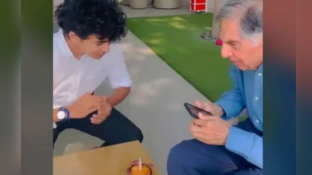 টাটা গোষ্ঠীর এক সময়ের মেরুদণ্ড রতন ৮৫-তে পা দিয়েছেন গত ২৮ ডিসেম্বর। আর তাঁর জন্মদিন পালন করছিলেন যিনি, তাঁর বয়স ২৮। নাম শান্তনু নায়ডু। টাটা গোষ্ঠীর পঞ্চম প্রজন্মের এক কর্মী। আর এখন রতন টাটার প্রিয় বন্ধু।