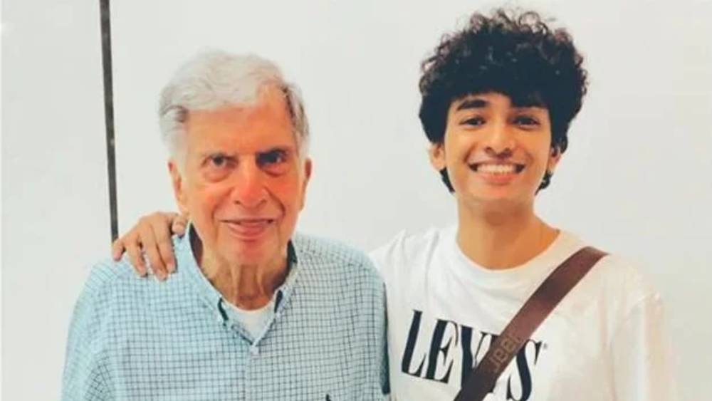 শান্তনু টাটা এলেক্সিতে কাজ শুরু করেন এক জন জুনিয়র ডিজাইনার ইঞ্জিনিয়র হিসেবে। সেই সময় টাটা গোষ্ঠীর চেয়ারম্যান ছিলেন রতন টাটা। তাঁর সঙ্গে বন্ধুত্ব তো দূর অস্ত্ নজরে পড়াও দিবাস্বপ্ন ছিল তরুণ ইঞ্জিনিয়ারের কাছে। তবে সুযোগ তৈরি হয়।