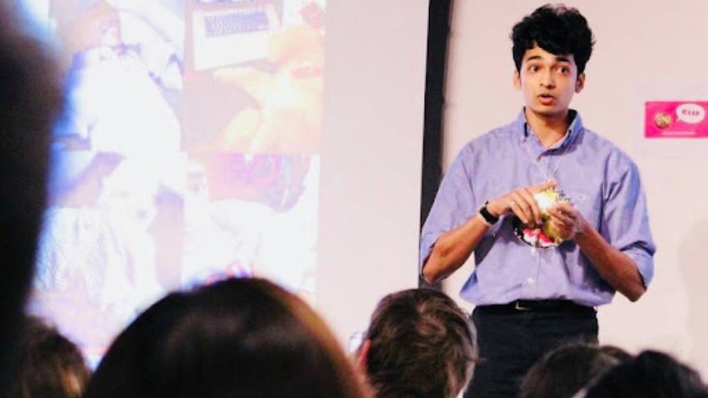 রতন টাটার সঙ্গে তাঁর কাজটা ঠিক কী রকম? জানতে চাওয়া হয়েছিল রতনের প্রিয় বন্ধুর কাছে। ঝাঁকড়া চুলের ছিপছিপে তরুণ বলেছেন, ‘‘ওঁর অফিসে আসার আগে আমি সমস্ত মিটিংয়ের নোট নিই। যাতে পরে বিষয়গুলি নিয়ে ওঁর সঙ্গে আলোচনা করতে পারি। তার পর উনি যখন অফিসে আসেন আমি আমার পরিকল্পনা ওঁকে জানাই উনি নিজের পরিকল্পনা আমাকে জানান। তার পর আমরা এক সঙ্গে এক একটি লক্ষ্যের উপর ঝাঁপিয়ে পড়ি।’’