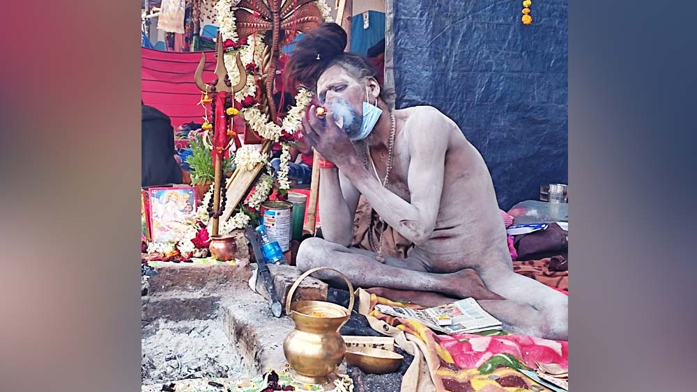 গঞ্জিকা সেবন করছেন এক নাগাসাধু। 