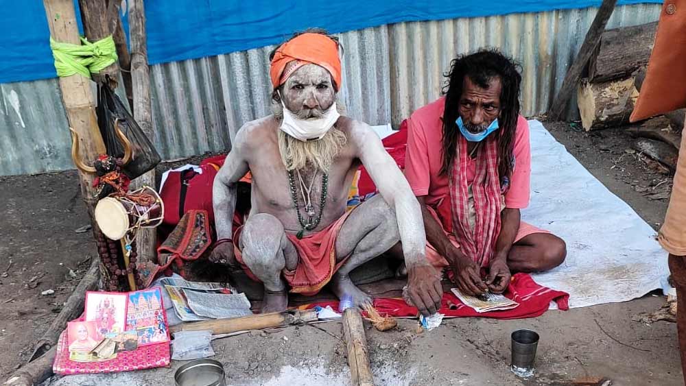 থুতনির নীচে মাস্ক দুই সাধুর। 