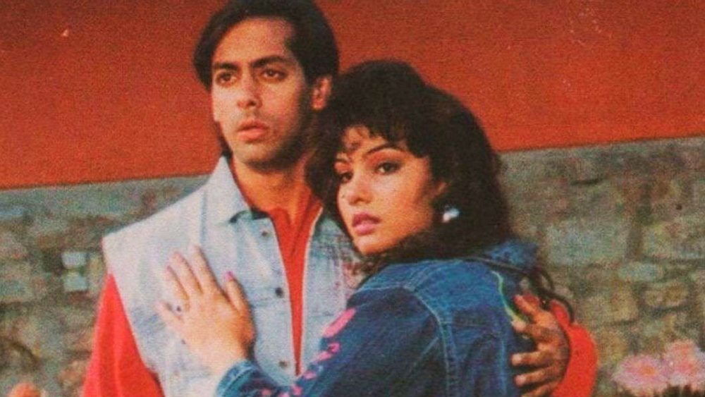 এককালে বলিউডে অভিনয় করেছেন সোমি। সলমনের সঙ্গে আট বছরের সম্পর্ক ছিল তাঁর। পুরনো প্রেমিক প্রসঙ্গে এক সাক্ষাৎকারে সোমি বলেছিলেন, বলিউডেরই এক নায়িকার জন্য তাঁর সঙ্গে প্রতারণা করেন সলমন। সেই ঘটনায় বাধ্য হয়েই আট বছরের পুরনো সম্পর্ককে বিদায় জানিয়ে আমেরিকায় চলে যেতে হয় তাঁকে।  