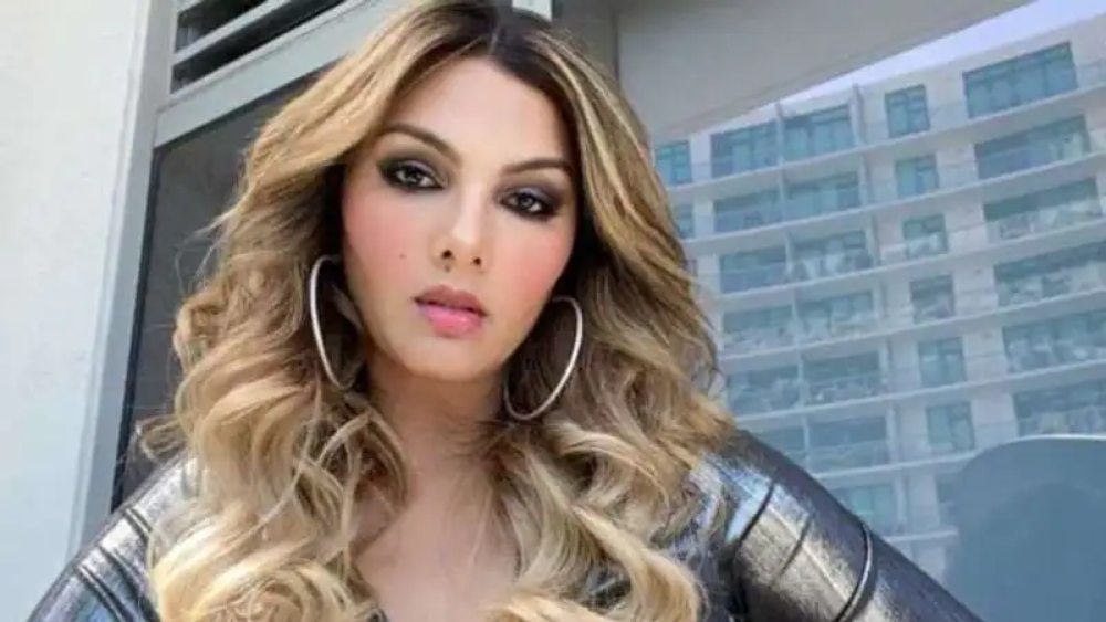 সোমির কথায়, ‘‘আমার এক মাত্র লক্ষ্য ছিল সলমনকে বিয়ে করা। আমি সুযোগ পেলেই ওর বাড়িতে যেতাম। সঙ্গীতার হাত ধরে ওকে বসে থাকতে দেখে হিংসে হত আমার।’’ ওই বছরই সঙ্গীতা-সলমনের বিচ্ছেদ হয়ে যায়।