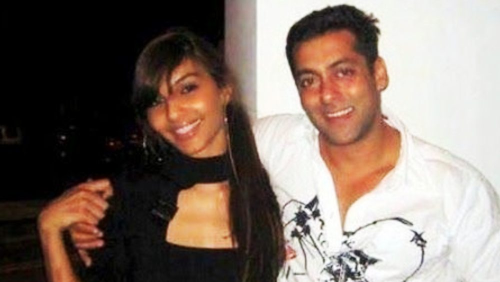 সলমন ক্লাবে যাওয়া পছন্দ করতেন। পুরনো সম্পর্কের স্মৃতিচারণ করতে বসে সোমি জানিয়েছেন, তিনি জোর করে সলমনকে আটকে রাখতেন। সাক্ষাৎকারে সোমি বলেছিলেন, ‘‘ছোটরা দোকানের শো-কেসে সাজানো খেলনা দেখে যেমন বায়না করে, আমার কাছে সলমনও ছিল সেরকম। আমি ওকে বাইরে যেতে দিতাম না। সলমন আমাকে ছেড়ে কোথাও যাক, এটা পছন্দ হত না আমার।