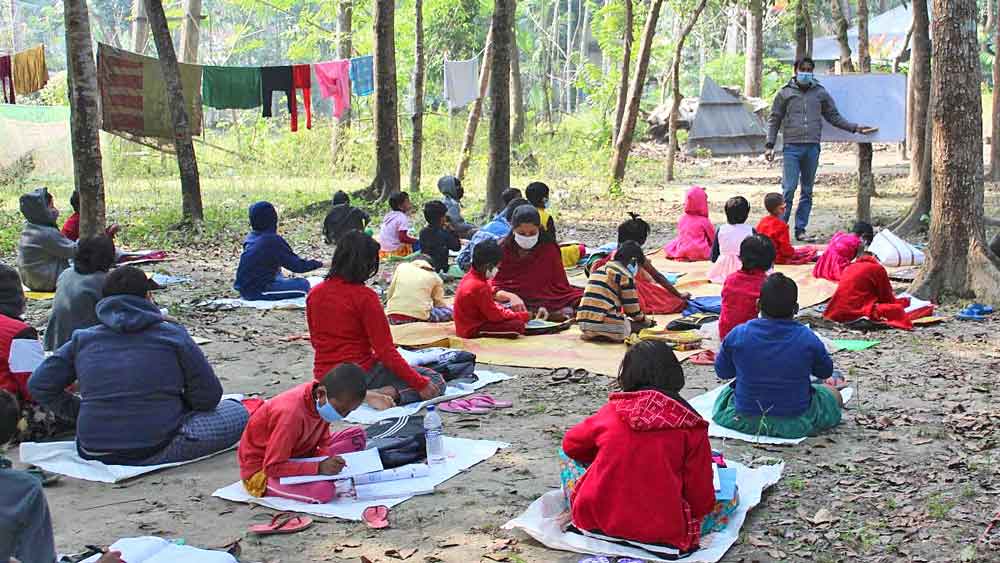 এ ভাবেই গাছতলায় বসে চলে পড়াশোনা। 