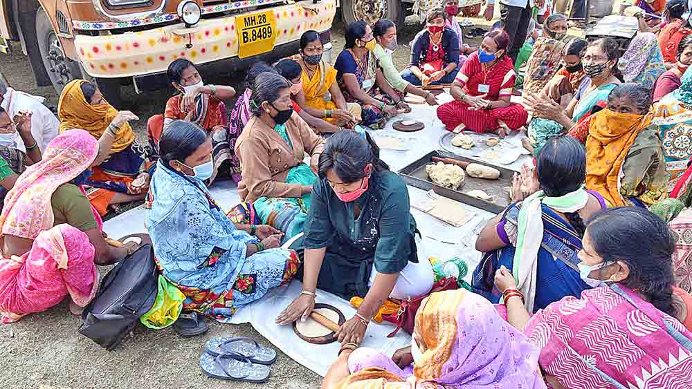 ময়দানে পুণ্যার্থীদের মধ্যাহ্নভোজের প্রস্তুতি। ছবি: সমরেশ মণ্ডল