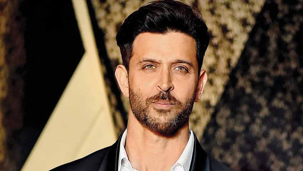 ২০০০ সাল। বলিউডের খান-কুমার-কপূরদের একচেটিয়া রাজত্ব। প্রথম ছবির সঙ্গেই অনায়াসে সেই তালিকায় নিজের নাম সামিল করেছিলেন হৃতিক রোশন। কিন্তু জানেন কি,  হৃতিকের সাফল্যে নিরাপত্তাহীনতায় ভুগেছিলেন স্বয়ং শাহরুখ খান? ‘কোই মিল গয়া’-র ‘রোহিত’-এর জন্মদিনে ফিরে যাওয়া যাক সেই ঘটনায়। 