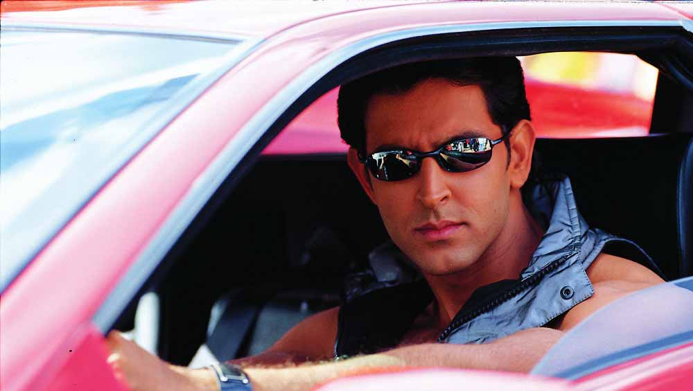 পর্দায় অমিতাভ বচ্চন এবং জয়া বচ্চন তাঁর মা-বাবার ভূমিকায় অভিনয় করেছিলেন। কিন্তু বাস্তবে হৃতিকের সঙ্গে খুব বেশি কথা বলতেন না তাঁরা। 