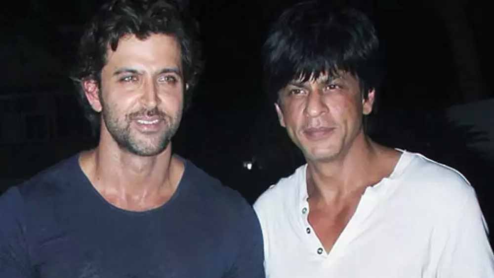অনেকেই বলেছিলেন, শাহরুখকে ছাপিয়ে যাবেন হৃতিক। বলিউডে নাকি একাধিপত্য থাকবে ‘কহো না প্যায়ার’-এর নায়কের। এত বছর ইন্ডাস্ট্রিতে কাটিয়ে নতুন নায়কের সঙ্গে নিজের এই তুলনা মেনে নিতে পারেননি শাহরুখ। তাই পেশাগত সম্পর্ক ছাপিয়ে বন্ধু করে নিতে পারেননি হৃতিককে। 