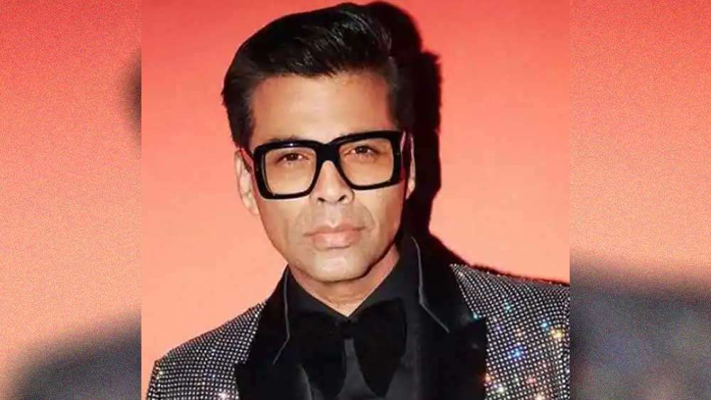 শাহরুখের জন্য কাজলও দূরত্ব বজায় রেখেছিলেন হৃতিকের সঙ্গে। পরিচালক কর্ণ জোহর তাঁর আত্মজীবনী ‘অ্যান আনসুটেবল বয়’-এ ‘কভি খুশি কভি গম’-এর অভিজ্ঞতা লিখতে গিয়ে এই ঘটনার কথা উল্লেখ করেছেন। 