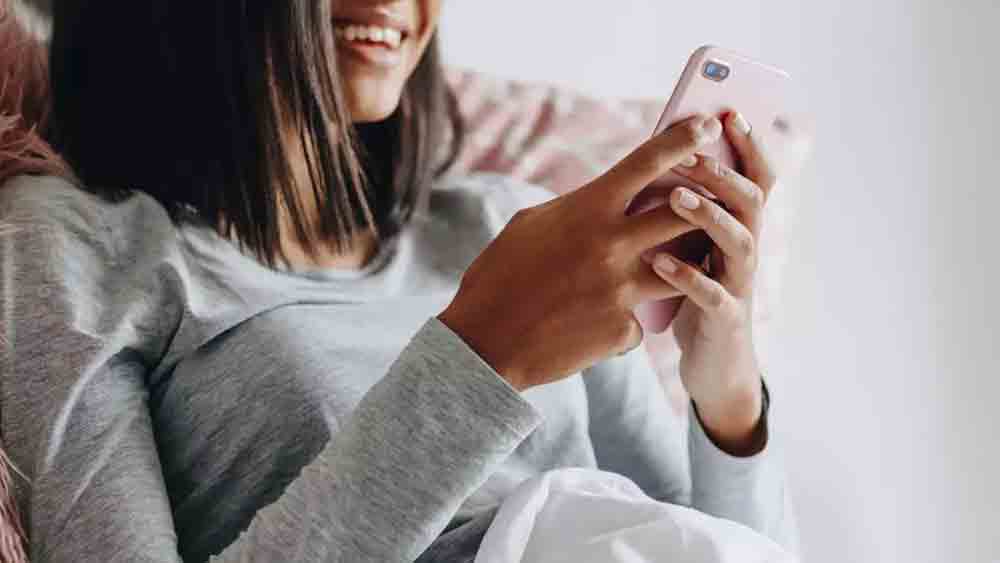 রাধিকা নিজেই জানিয়েছেন, ২০০৯ সালের অনুরাগের ছবির জন্য ‘ফোন সেক্স’ করেছিলেন। যদিও শেষমেশ সে ছবিতে তাঁকে দেখা যায়নি। শিকে ছিঁড়েছিল কল্কি কেঁকলার ভাগ্যে। অভয় দেওল এবং মাহি গিলের পাশে নিজের দ্বিতীয় ছবিতেই নজর কেড়েছিলেন কল্কি।