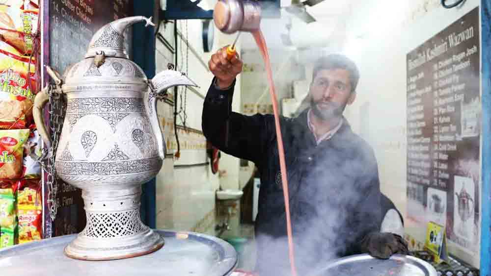 গোলাপি চা তৈরি করতে কতটা সময় লাগে? লন্ডনের এক চা-বিক্রেতার দাবি, পানীয় তৈরির পর তা হাতায় ভরে উঁচু-নিচু করে চার ঘণ্টা ধরে বার বার ঢালা না হলে এর আসল স্বাদই পাওয়া যাবে না!